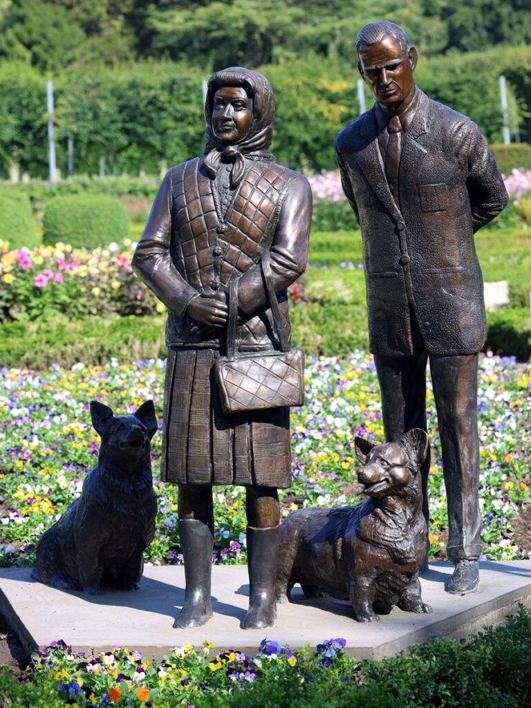 New Queen Elizabeth Statue Divides Opinion 1 queen elizabeth statue